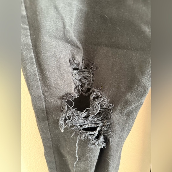 American Eagle Next Level Stretch Black Skinny Distressed Jeans NWOT size 10 Reg - Picture 2 of 4